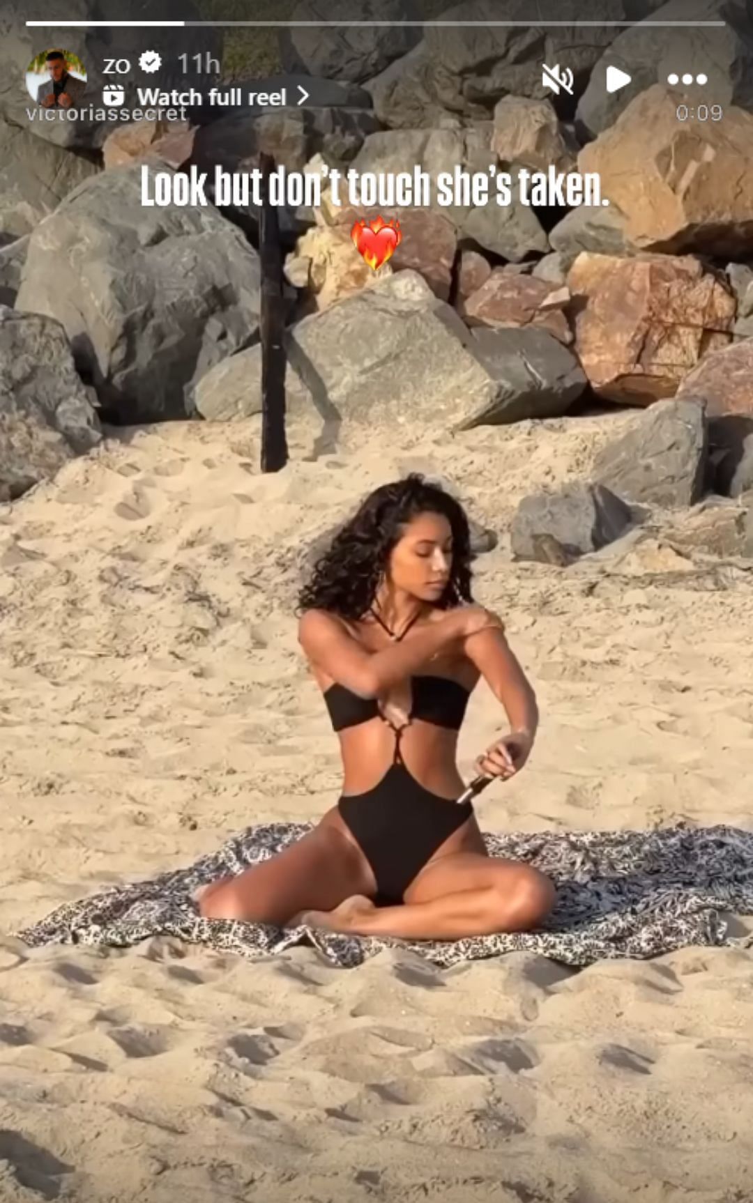 Lonzo marvels over his girlfriend's beach fashion (Image: @zo IG)